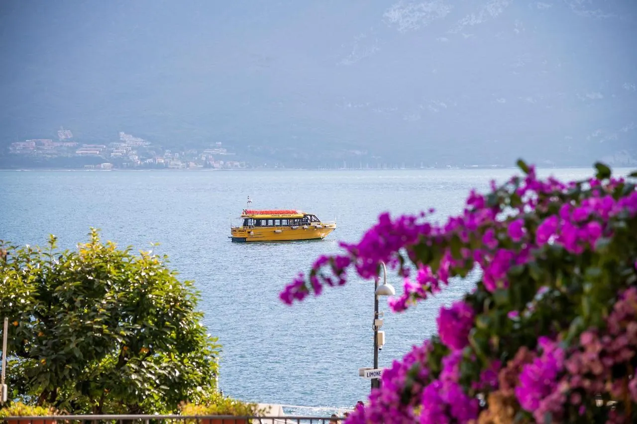 Hotel All'Azzurro ليمونِ سول غاردا 4*,