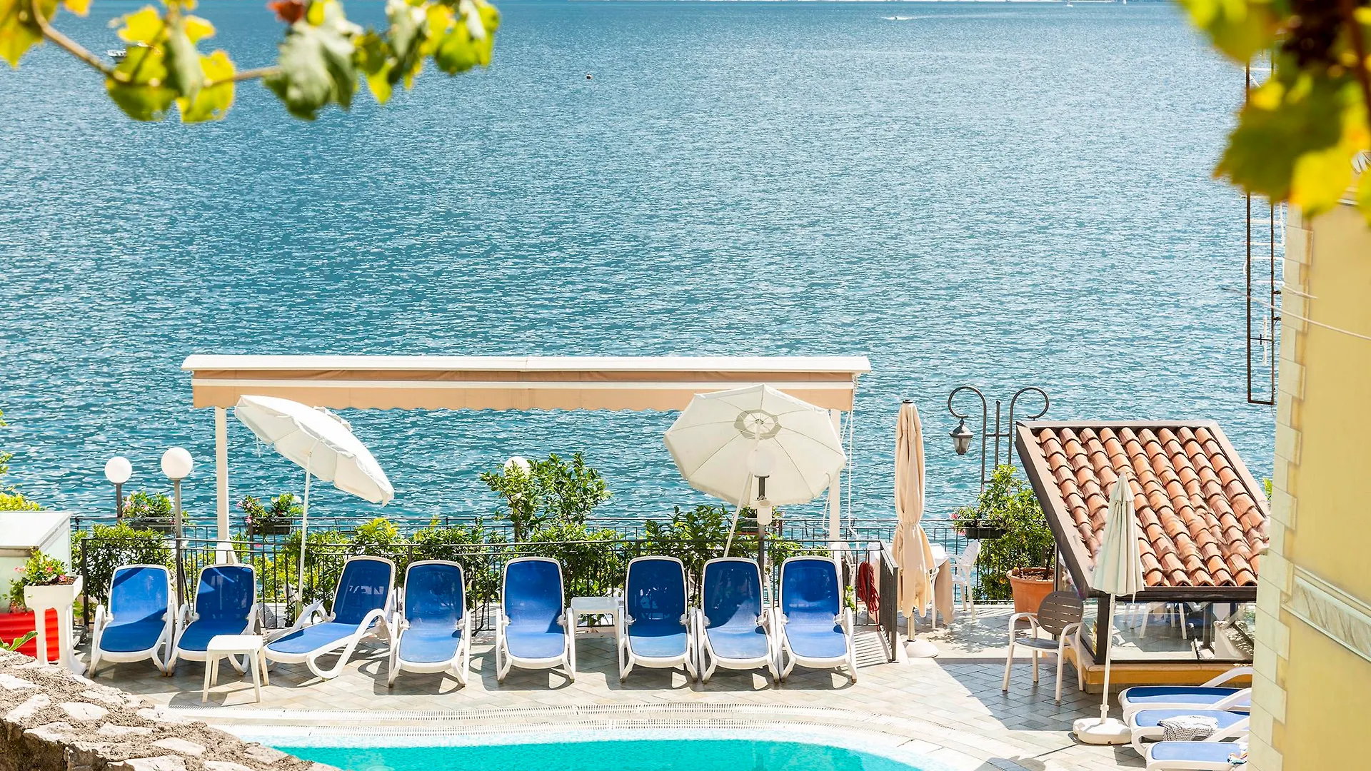 Hotel All'Azzurro ليمونِ سول غاردا 4*,  إيطاليا